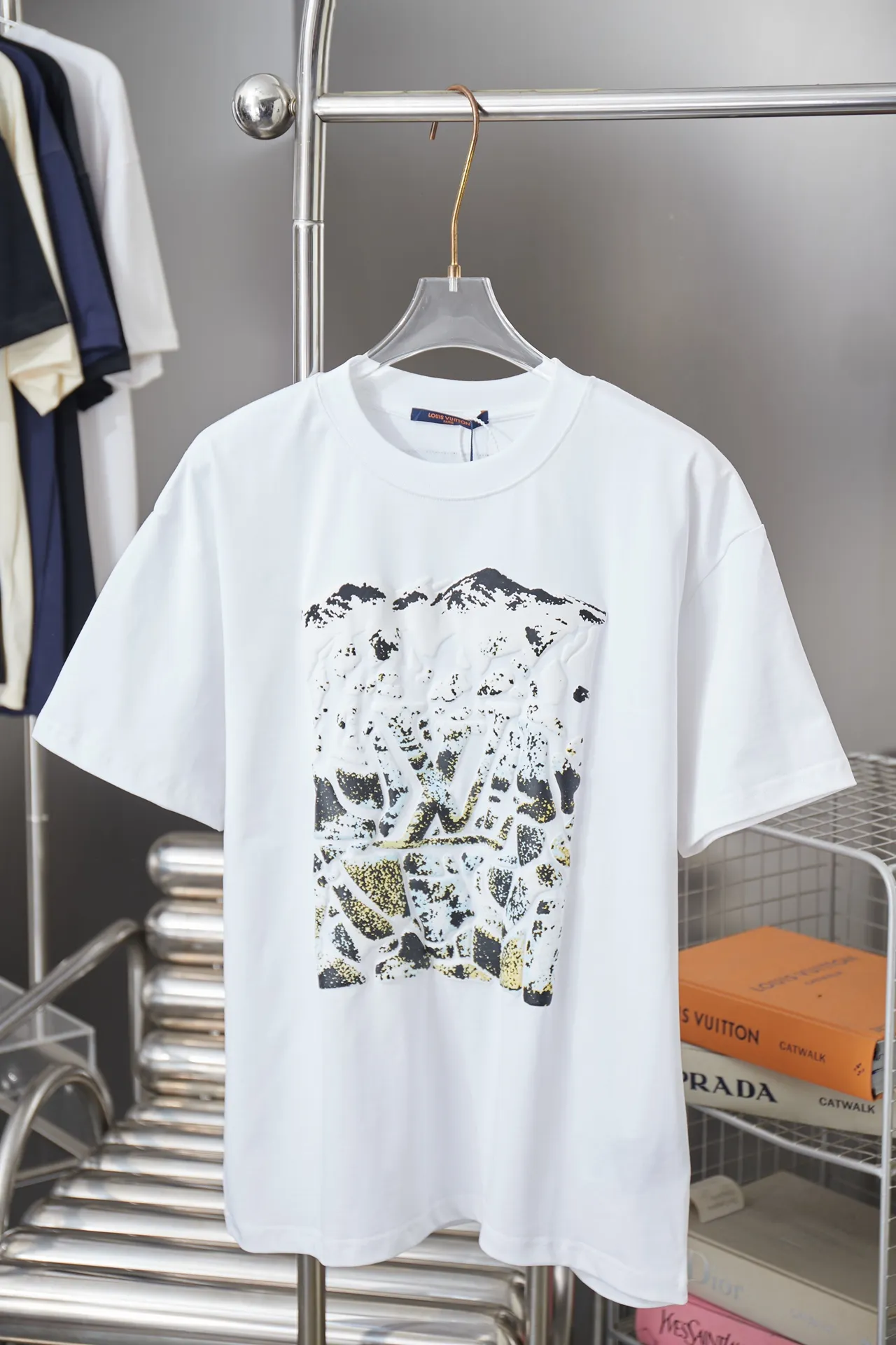 🅿️170 1V 25SS early spring new style Three-dimensional foamed peak short sleeves Light luxury essential item for daily commuting for men and women Correct version Welcome to compare Detailed features · 320g 100% pure cotton double yarn jersey fabric · Special thickened 32 pieces of double-strand 1X1 thread in the same cylinder custom dyeing · Three-dimensional foamed colorful mountain peak printing · Double-needle stitching cross-stitching process · Original main mark, washed tag, brand moisture-proof paper packaging Color: White Size: S/M/L/XL